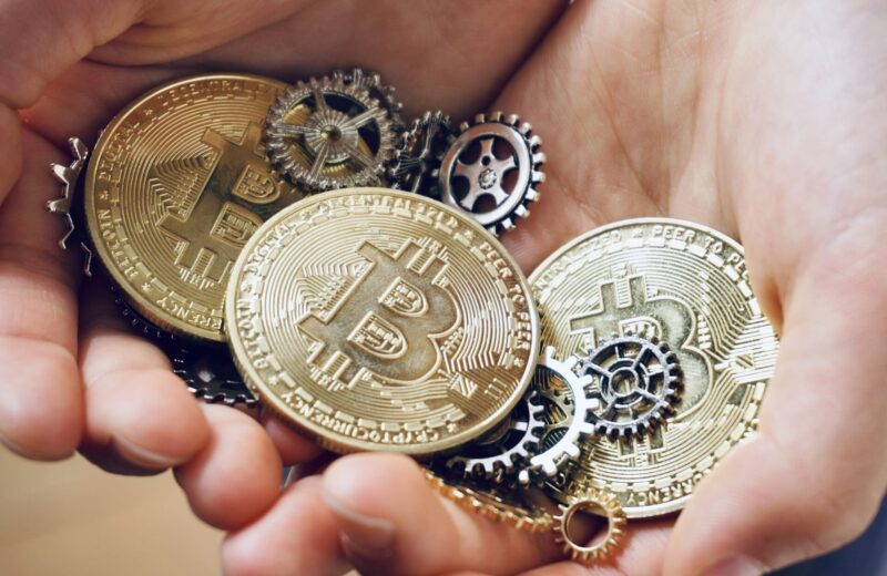 ビットコインはいくらから買える？少額で始める方法や手数料の注意点を解説